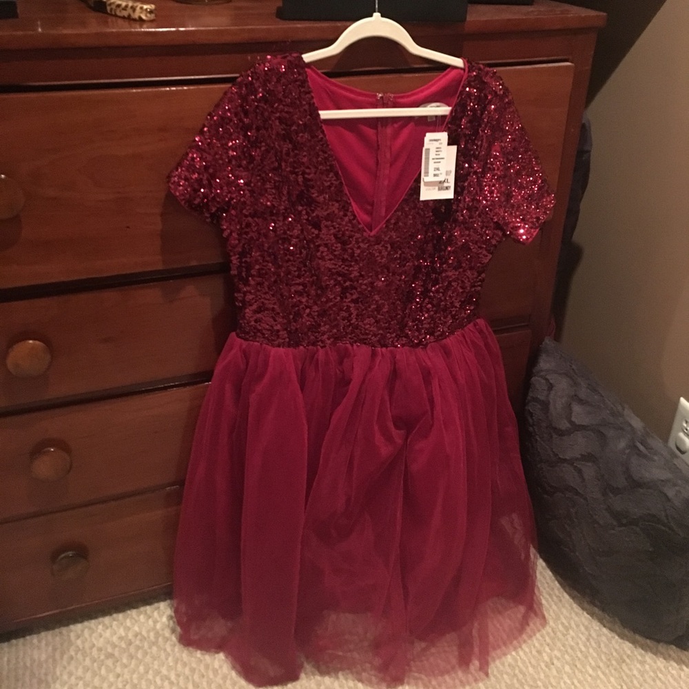 NWT, never worn XXL burgundy sequin dress! ❤️